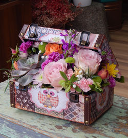Cvetni aranžman u kovčegu