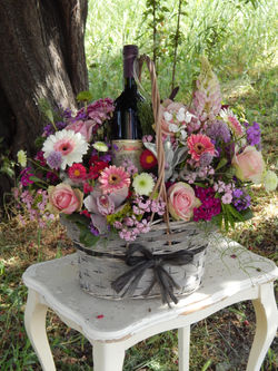 Korpa sa vinom i cvecem