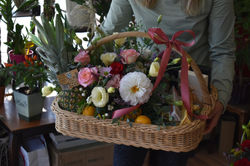 Korpa sa vocem i cvecem