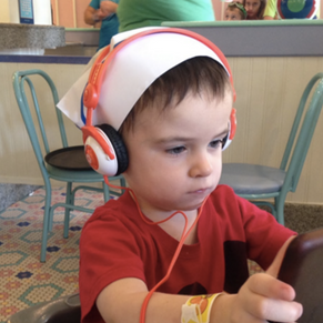 Vídeos de unboxing levantam debate sobre consumismo infantil