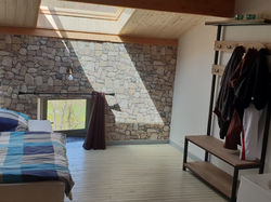 Une grande chambre spacieuse