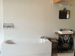 Salle de bain dans la chambre
