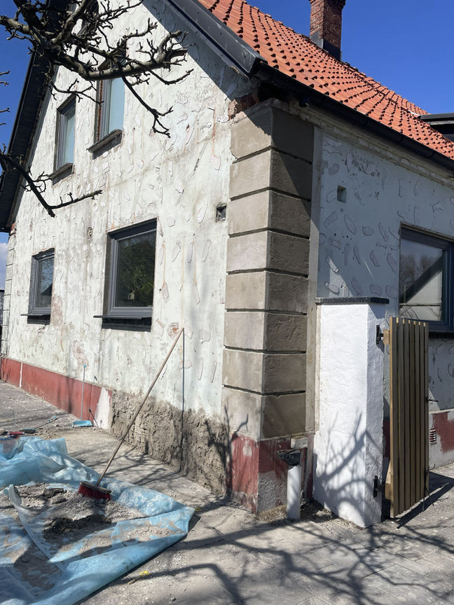 Fasad inför omputsning på hus i Kåseberga, Ystad