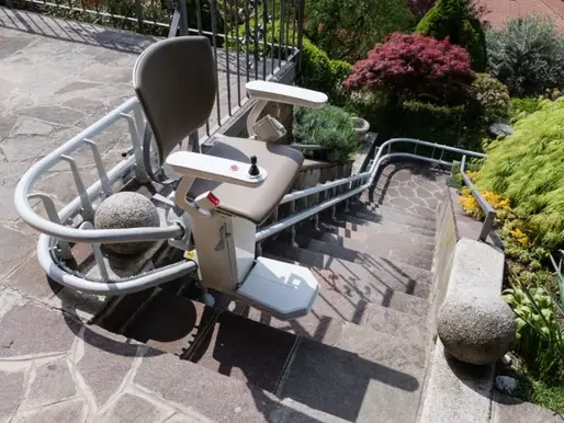 Come si usa il montascale per anziani: consigli utili