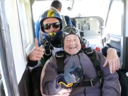A 103 anni si lancia con il paracadute: questa donna è nel Guinness dei primati