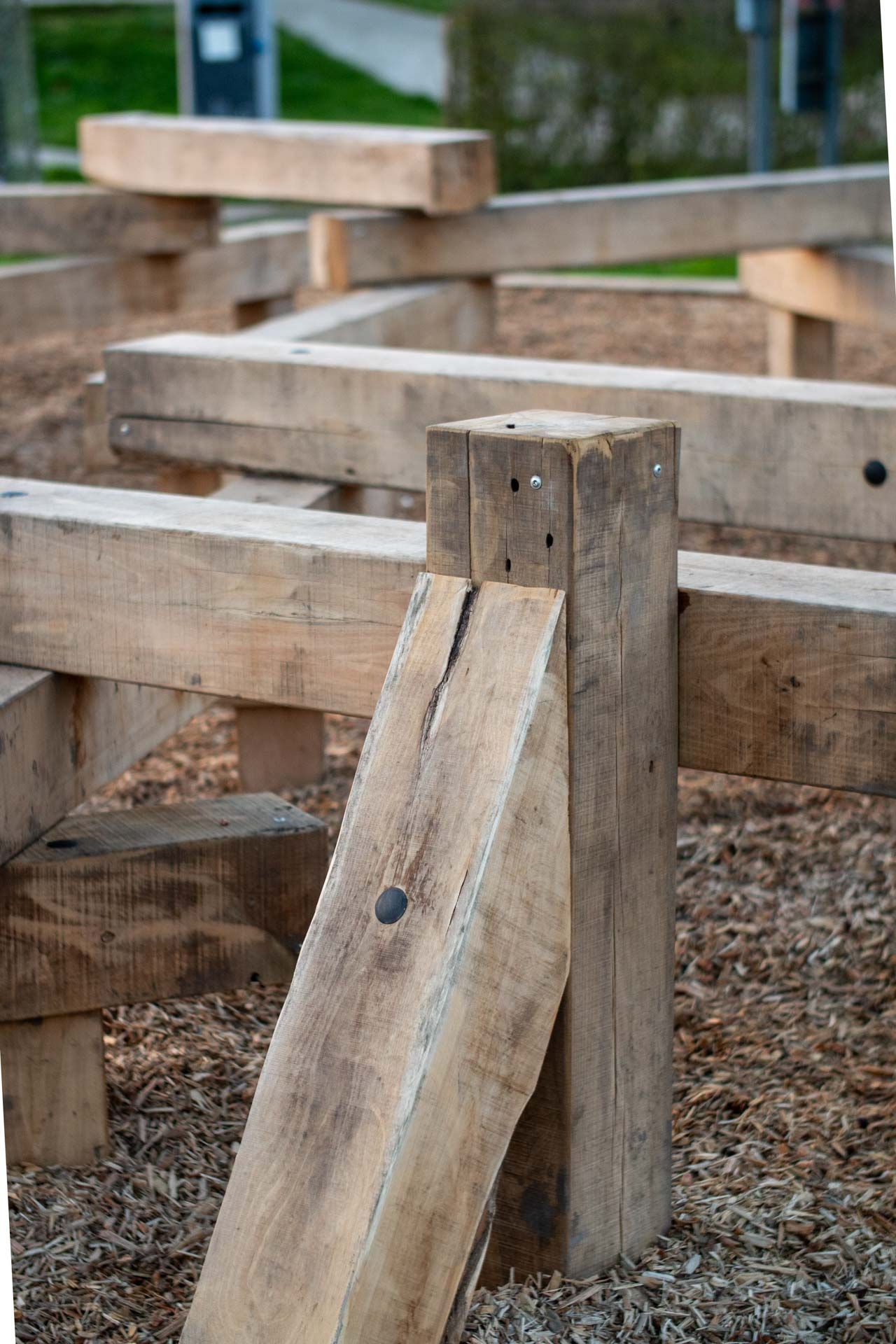 Detailfoto van houten balken van een park voor parkour en freerunning.