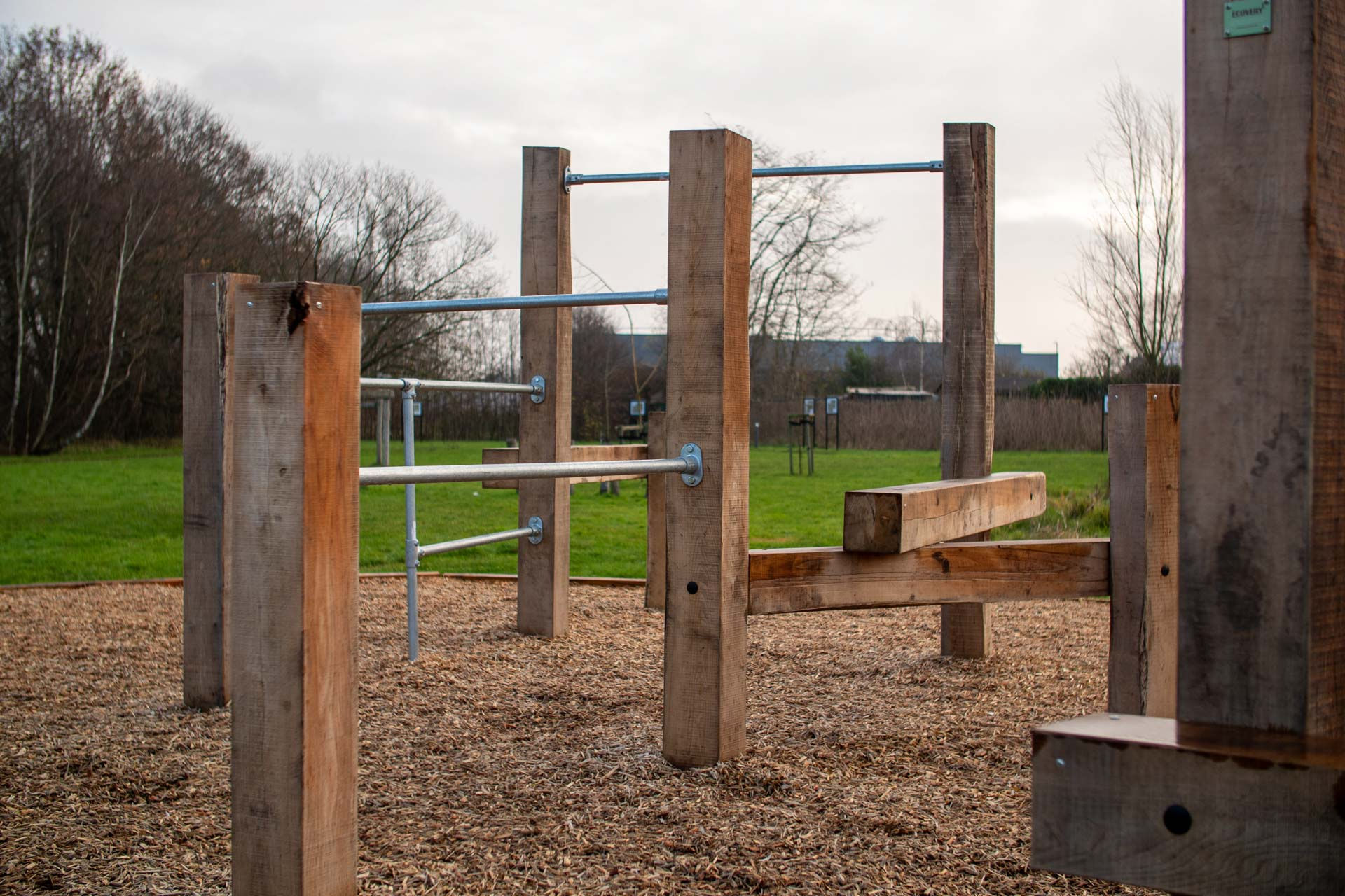 Houten balken en metalen buizen vormen een park voor parkour en freerunning. 