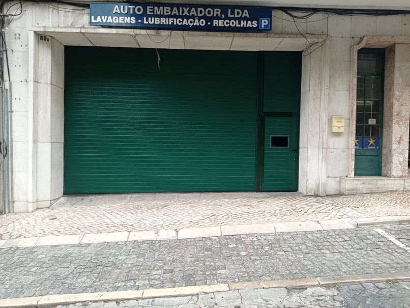 Instalação de portão seccionado c_porta de serviço RAL 6005 em Auto Embaixador