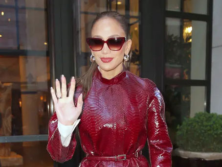 Jennifer Lopez and her full leather “power entrance”: the rare Birkin bag steals the spotlight.