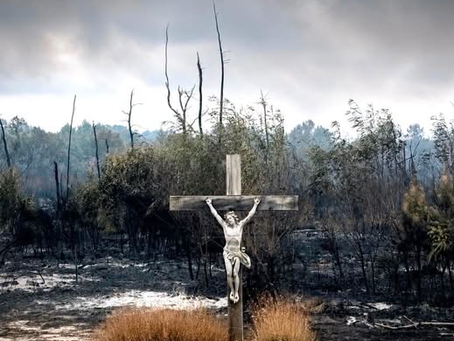 Gironde : un crucifix reste debout après le violent incendie, une image qui bouleverse les habitants
