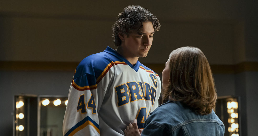 Belmont Cameli takes the internet by storm as Garrett Graham in “Off Campus”: the hockey captain driving romance fans crazy for being “straight out of a novel.”