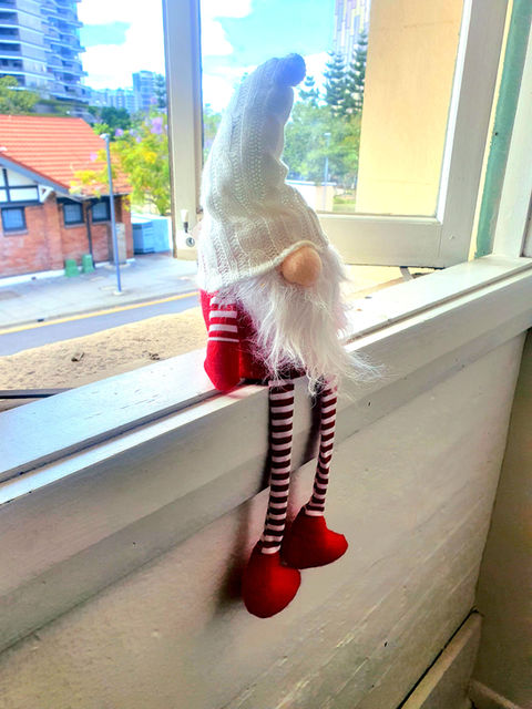Festive holiday decorations in a DerDieDas German language classroom