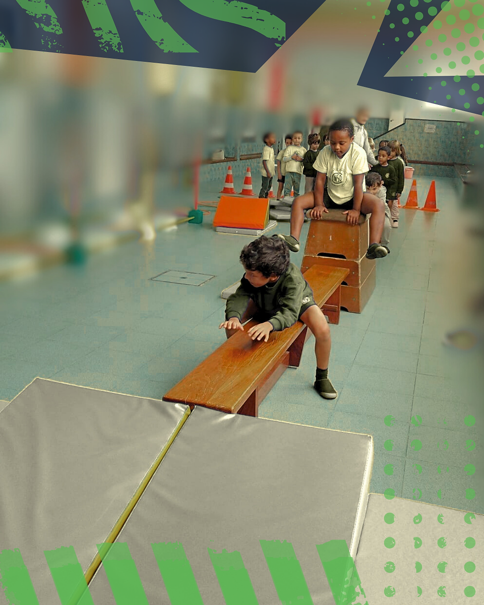 Crianças do ensino pré-escolar do Externato Nossa Senhora das Dores a realizar um circuito motor, explorando desafios de equilíbrio, coordenação e agilidade em contexto de aprendizagem ativa.