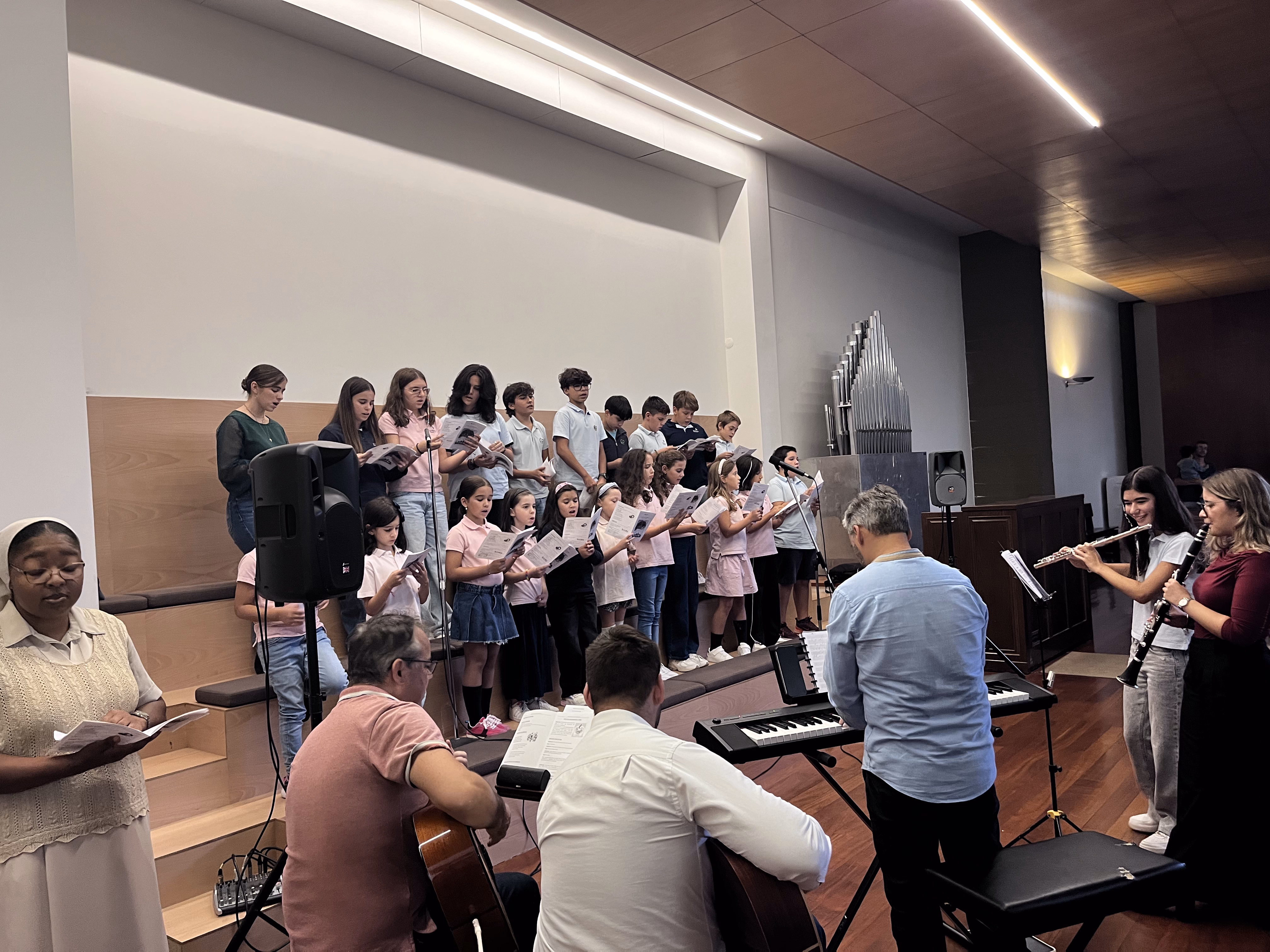 Coro de Externato Paulo VI anima a Eucaristia