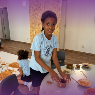 Alunos do 3.º ano a trabalhar o barro através da modelagem manual em contexto de aprendizagem prátic