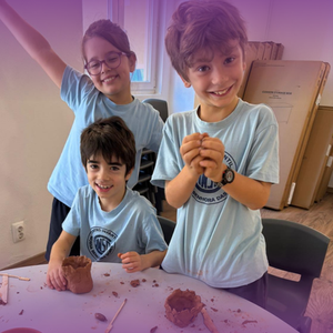 Alunos do 3.º ano a moldar barro em atividade prática de experimentação e expressão criativa.