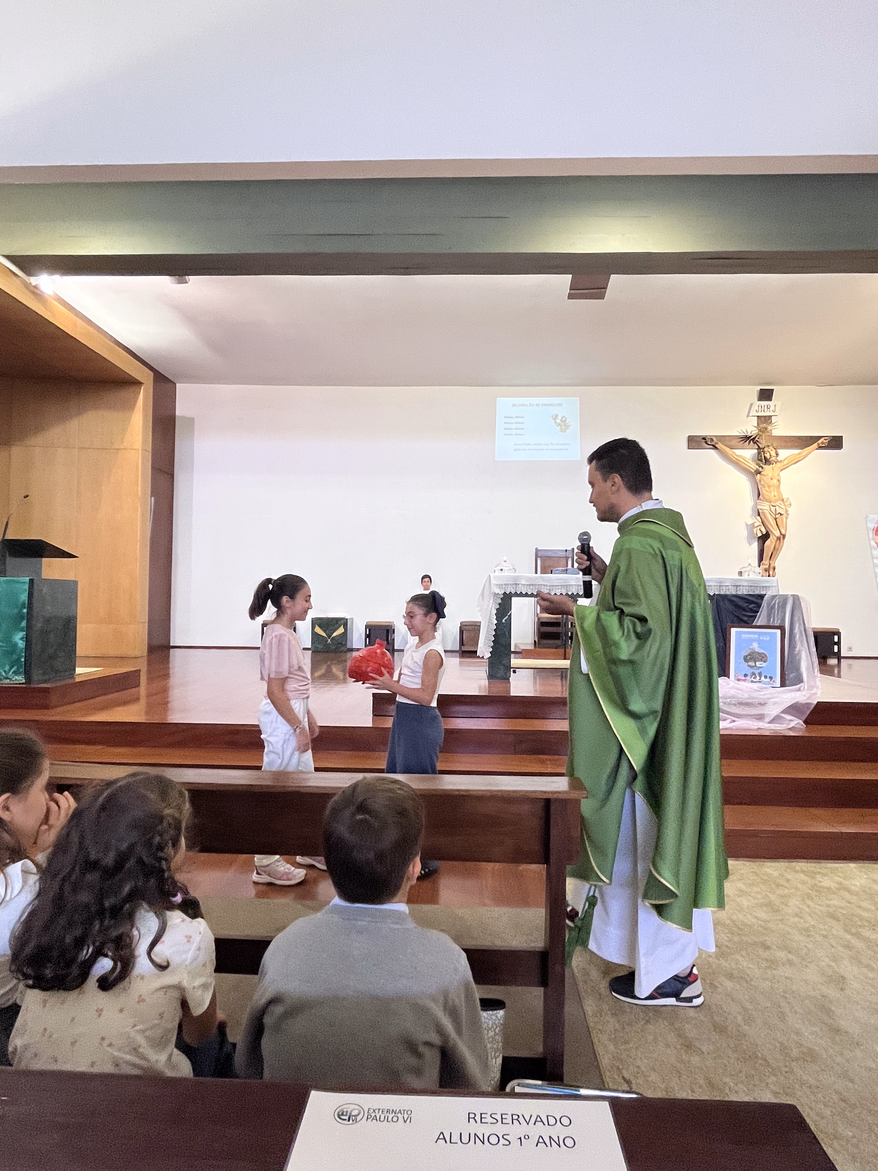 Representação de alunas na homilia da Eucaristia de Abertura Solene do Ano Letivo do Externato Paulo VI.
