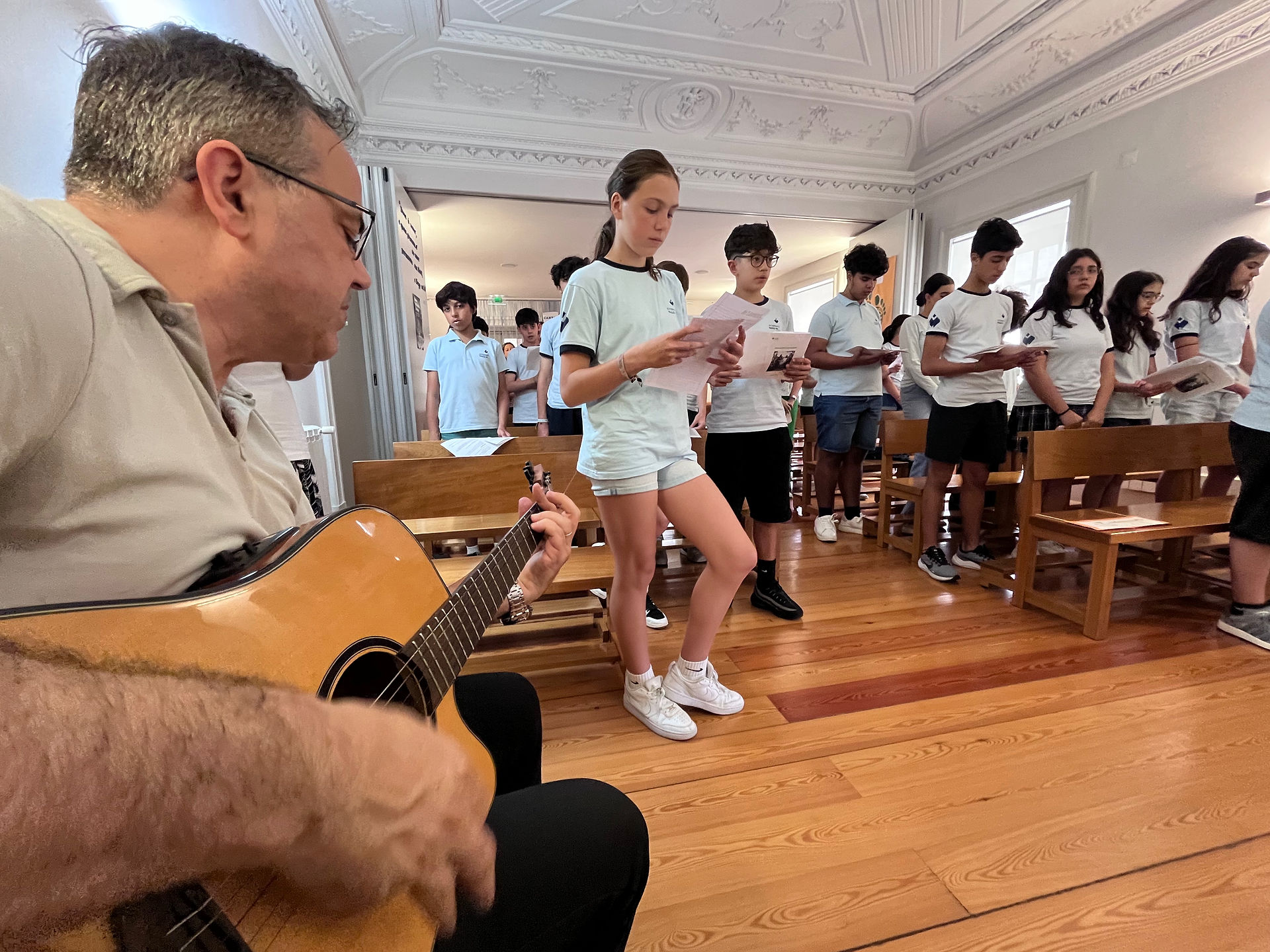 Música “Permanecei no Meu Amor” entoada pelos estudantes