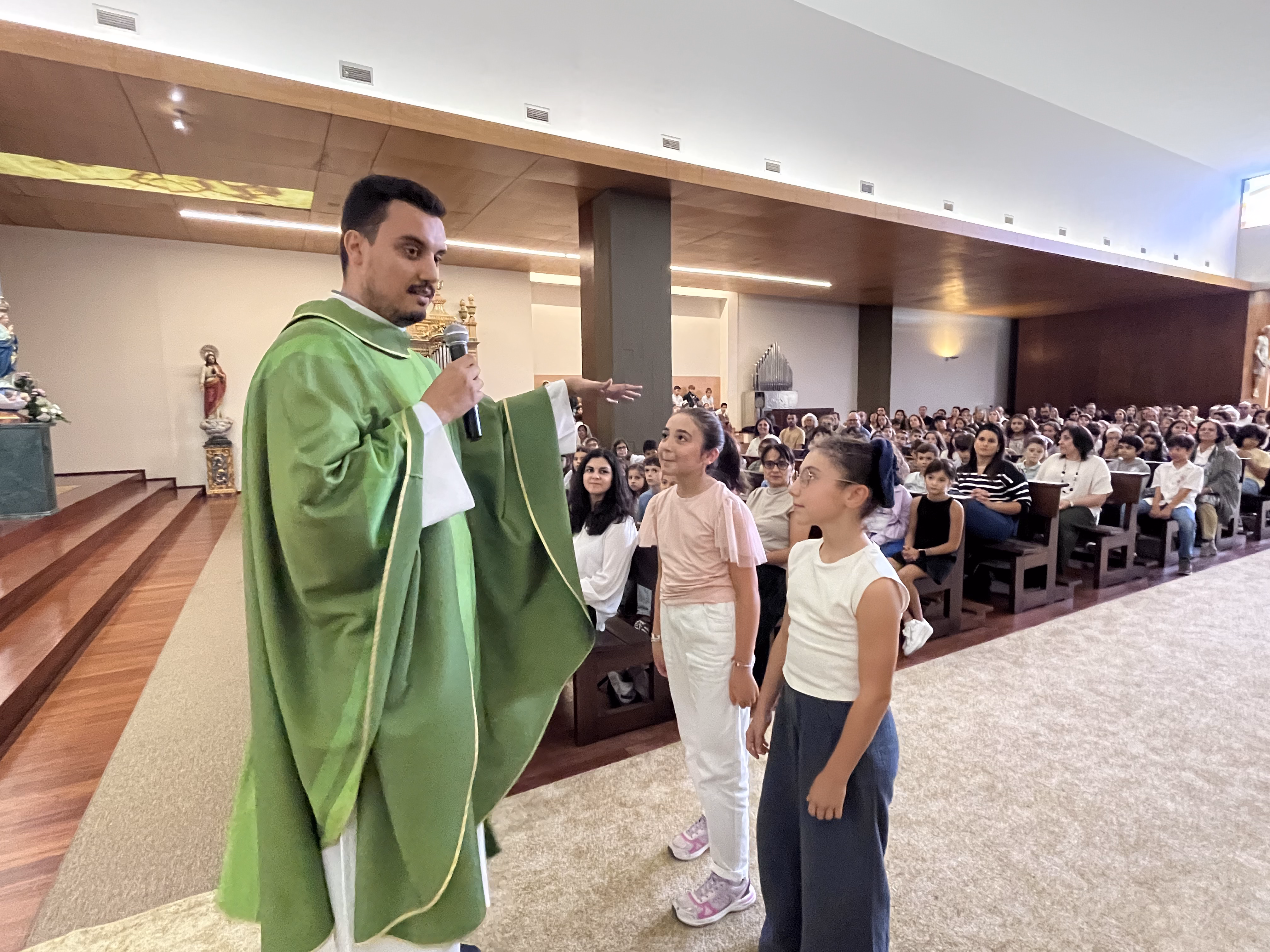 Duas alunas presentam uma estória simbólica sobre a ilusão dos bens materiais