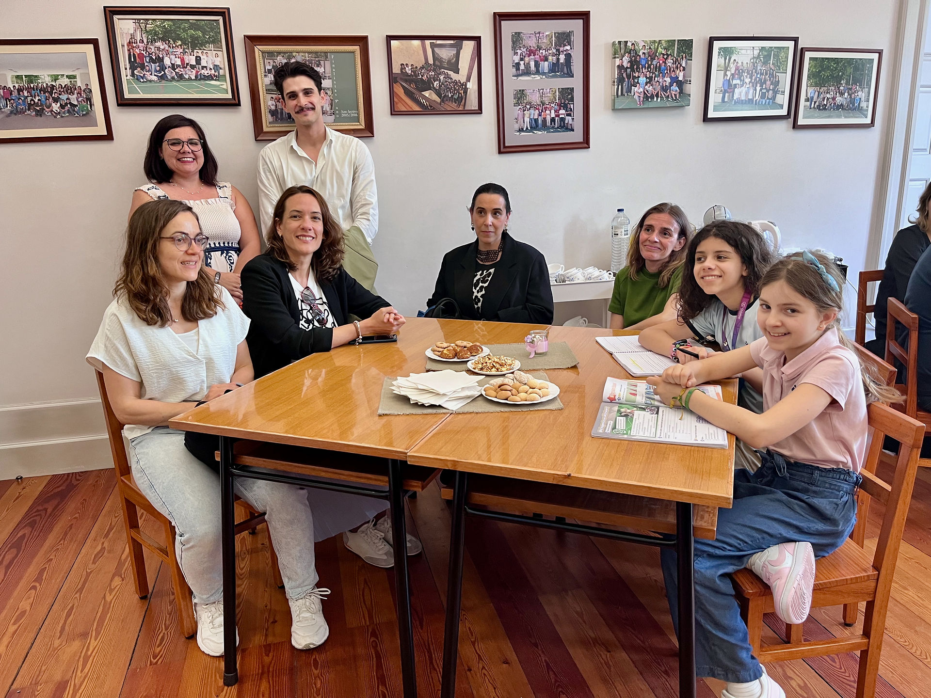 Pais e alunos assistem a sessão sobre perturbações do neurodesenvolvimento