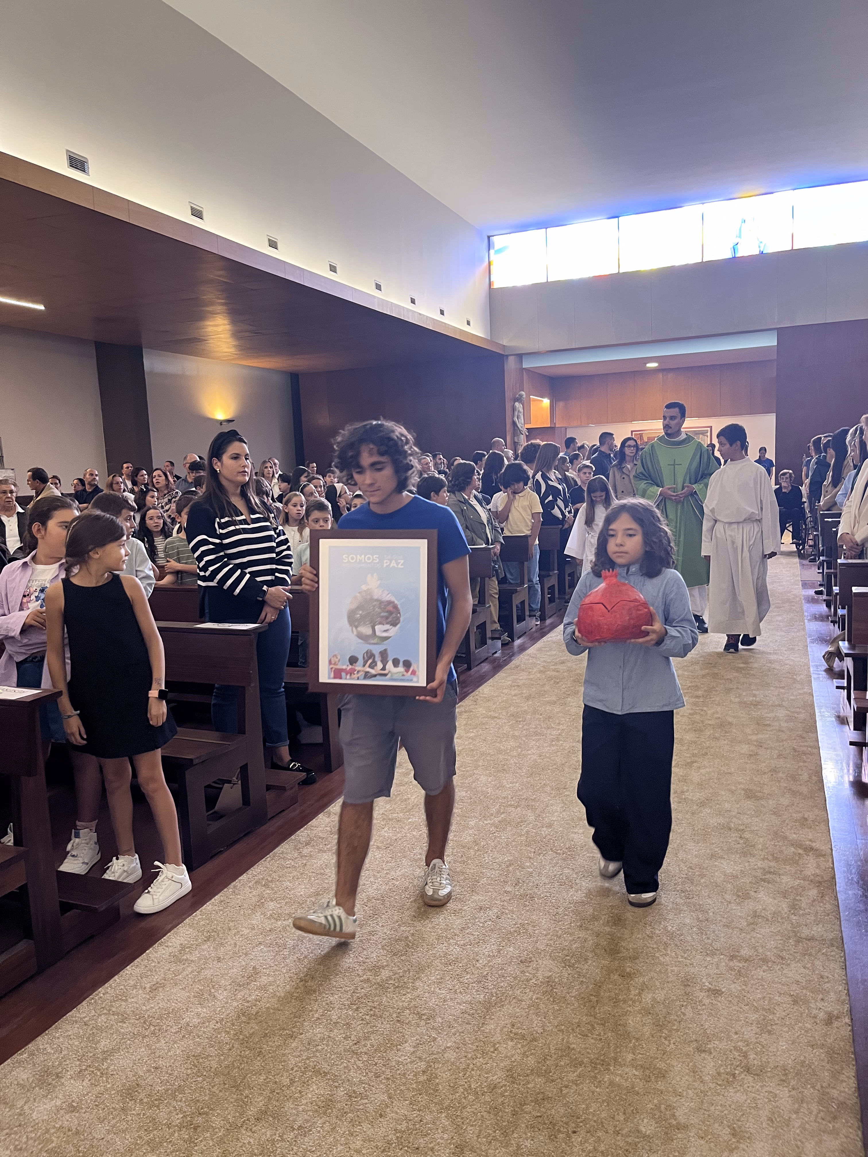 cortejo de abertura da Eucaristia  com os símbolos para o ano letivo
