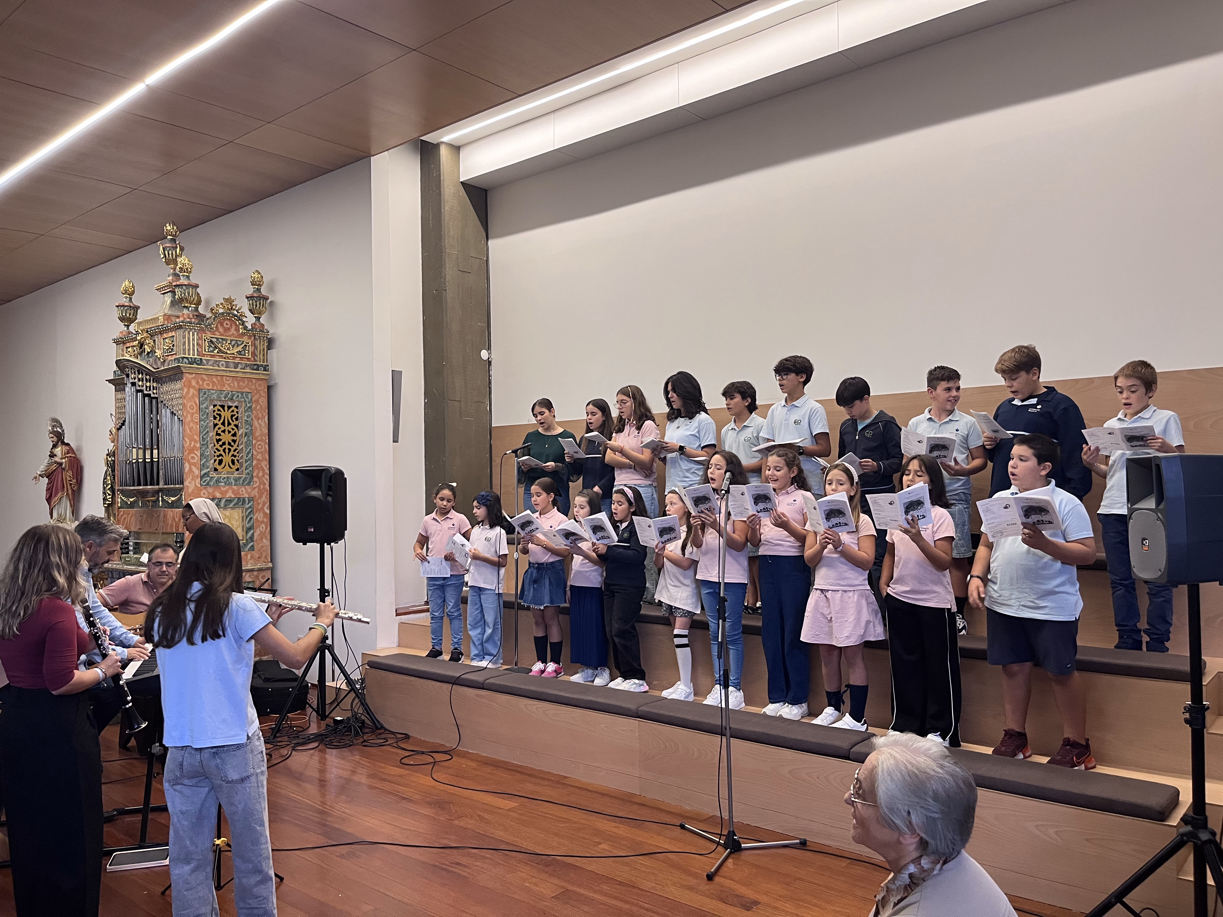 Coro do Externato Paulo VI em atuação