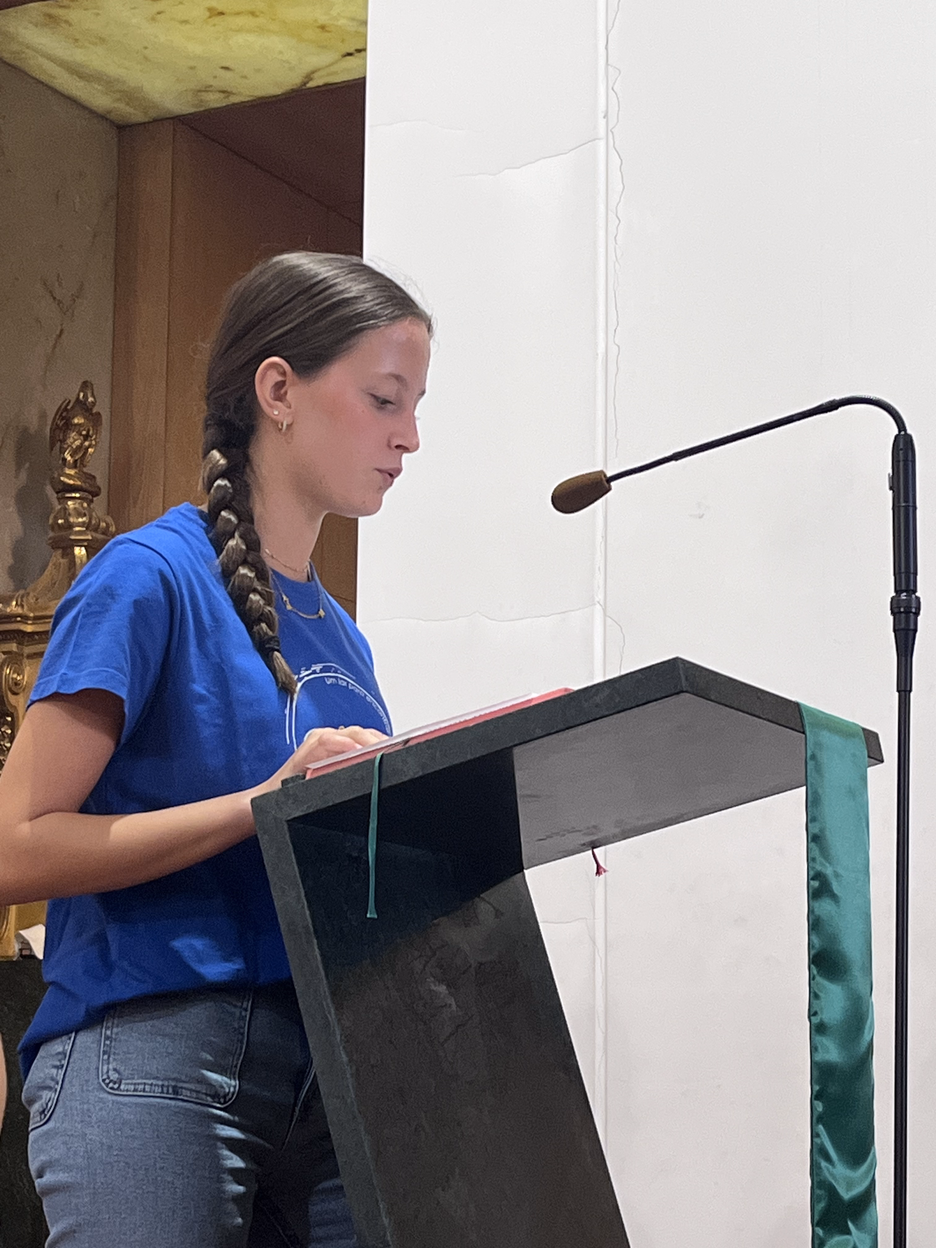 Membro Shemá lê ação de Graças