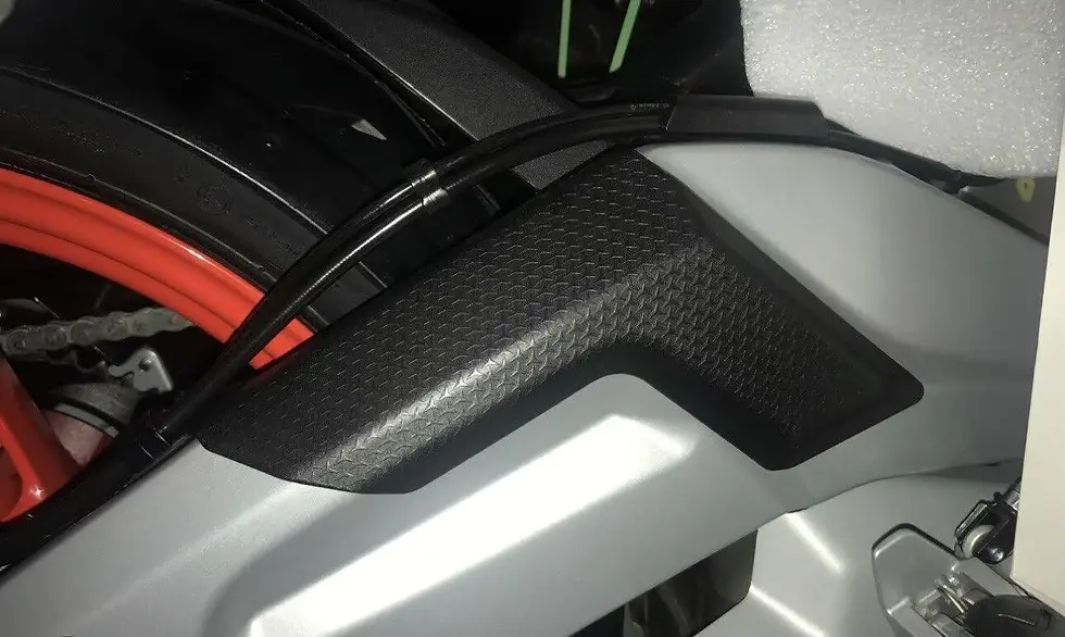 Minijatura: Schwingenabeckung rechts Aprilia Tuono 660 2B006677