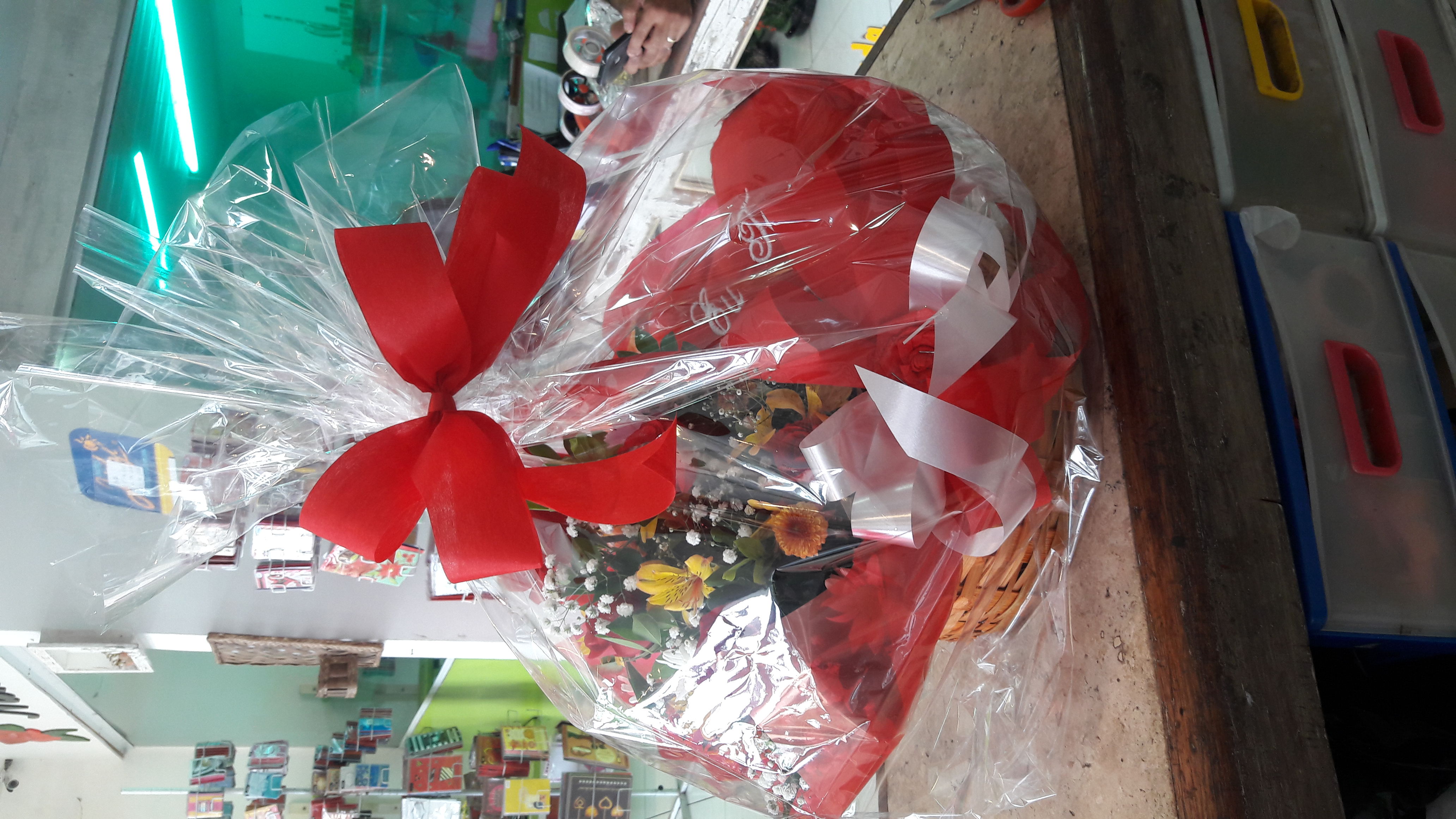 Cesta de chocolates e flores