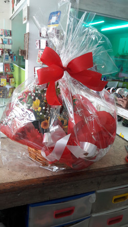 Cesta de chocolates e flores