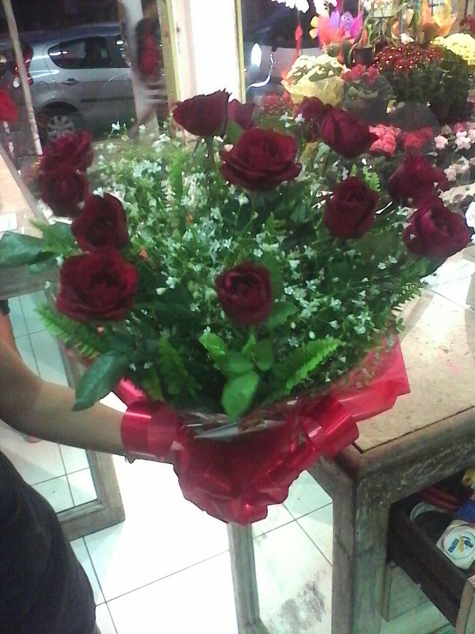 Buquê com 12 rosas.
