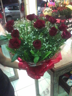 Buquê com 12 rosas.