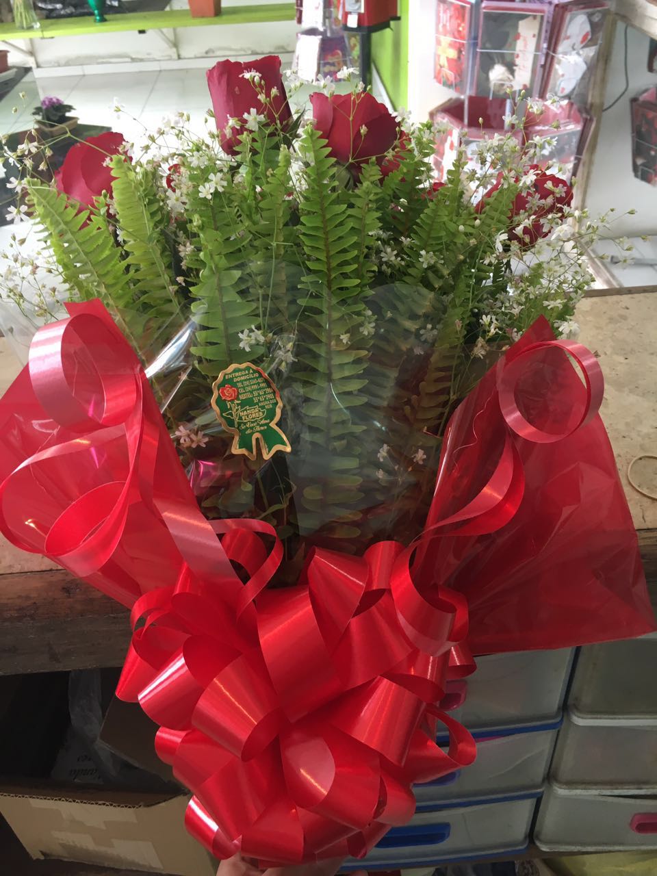 Buquê com 6 rosas.