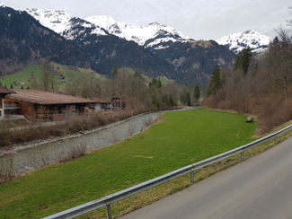 Idylle mit Berg-Panorama und Sandstrand