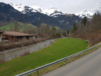 Idylle mit Berg-Panorama und Sandstrand