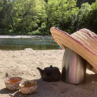 Salade de tomates et concombres dans un bol en bois, décorée de laitue verte. Fond flou de légumes. Ambiance fraîche et colorée.