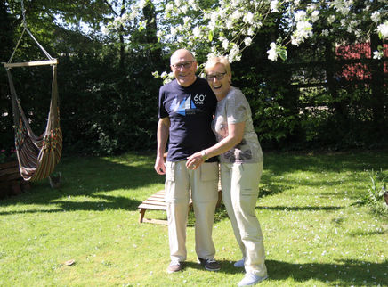 Glück unterm blühenden Apfelbaum!