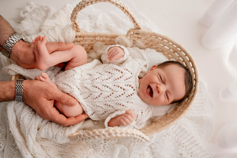 Minimal newborn baby portrait in soft light – newborn photography Zurich
Minimalistisches Neugeborenenporträt im sanften Licht – Neugeborenenfotografie Zürich