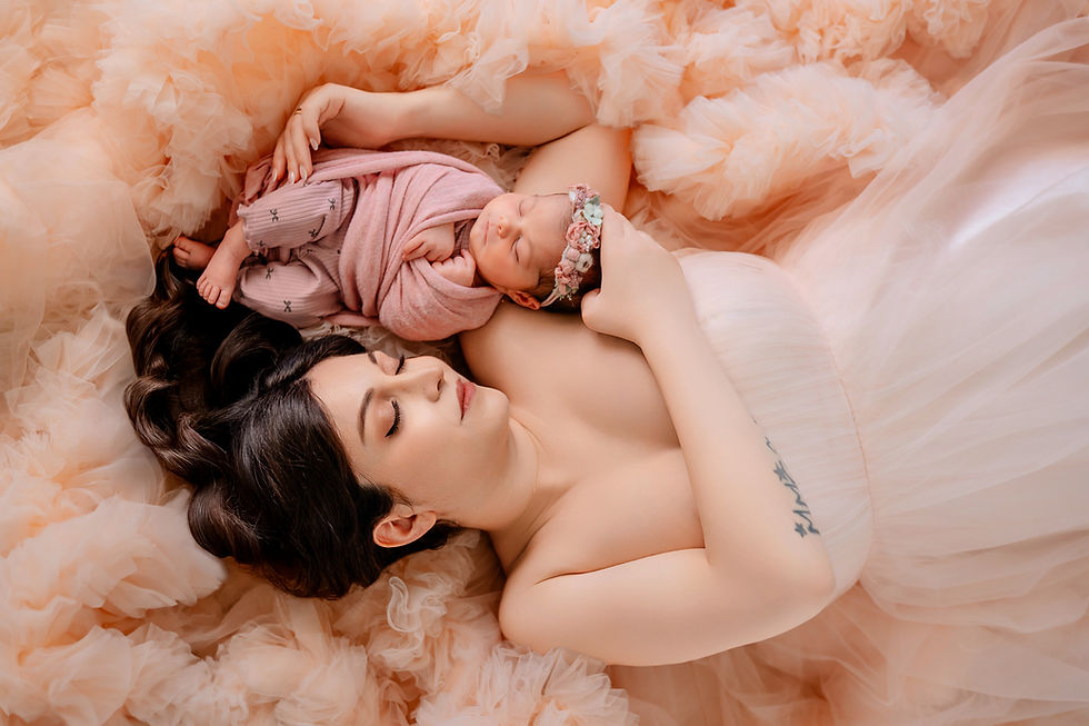 Mutter und neugeborene Tochter schlafen friedlich zusammen