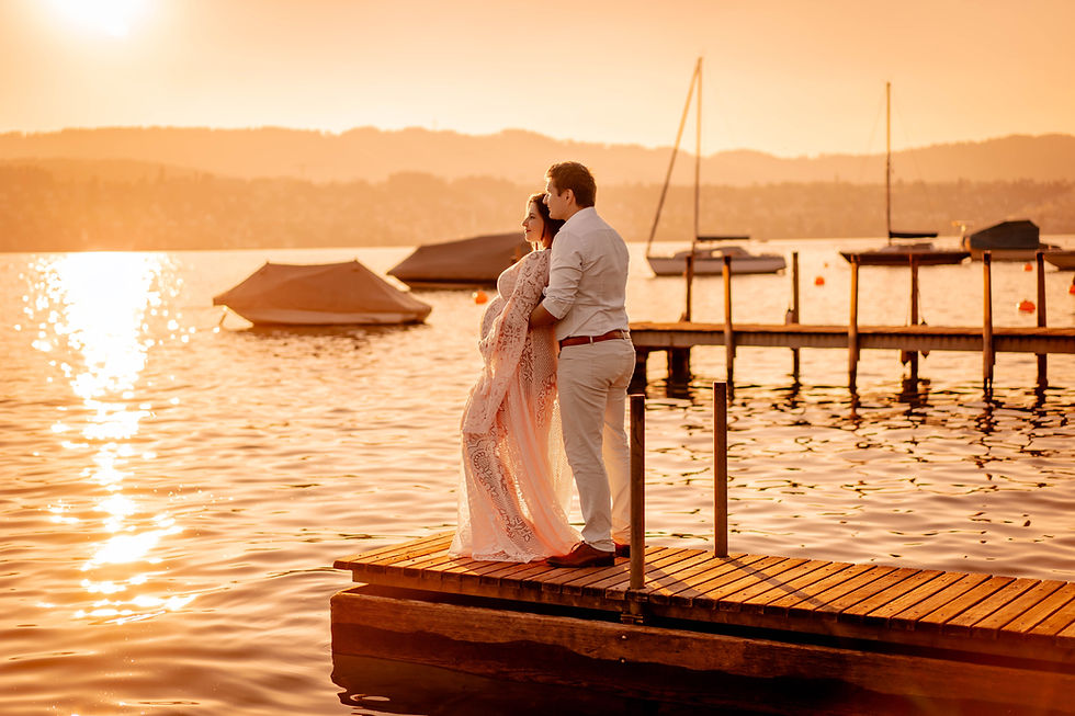 Couple's sunset maternity photoshoot by Lake