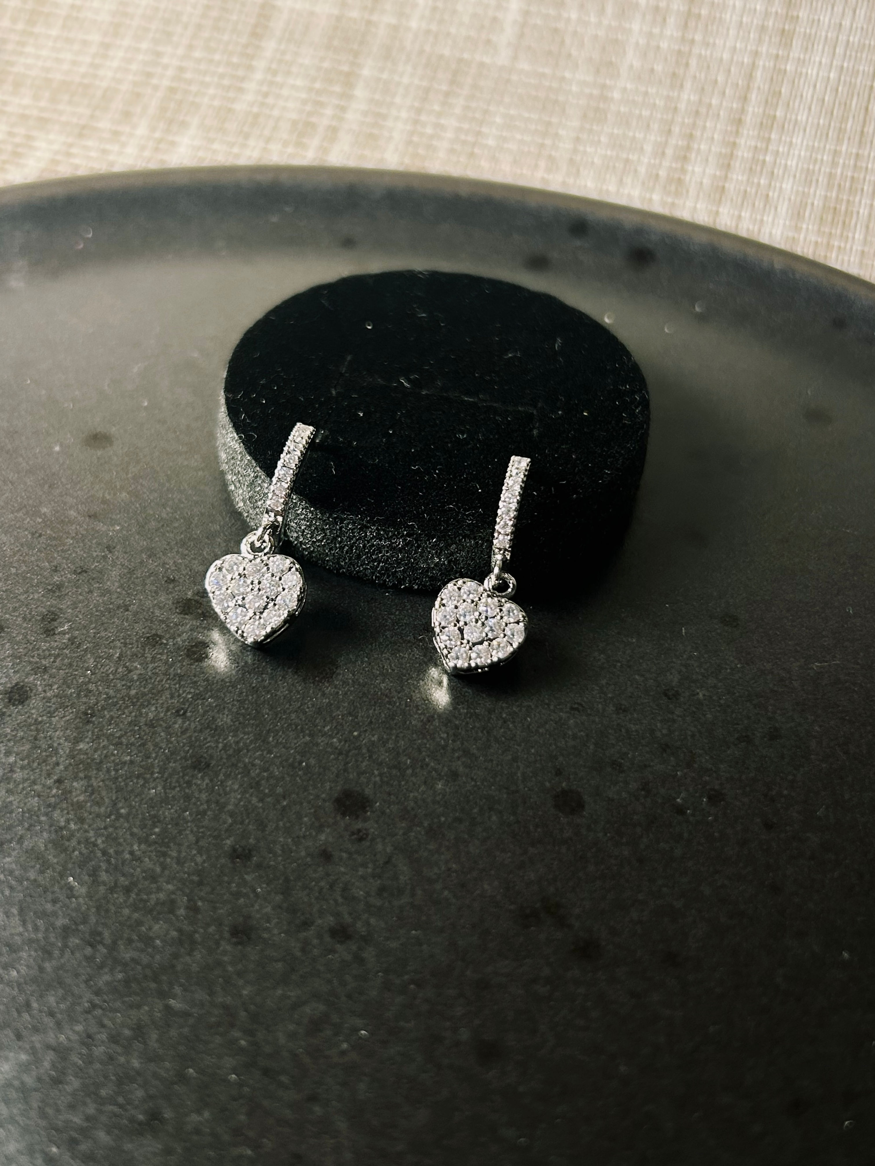 Argola coração cravejado em banho de ródio