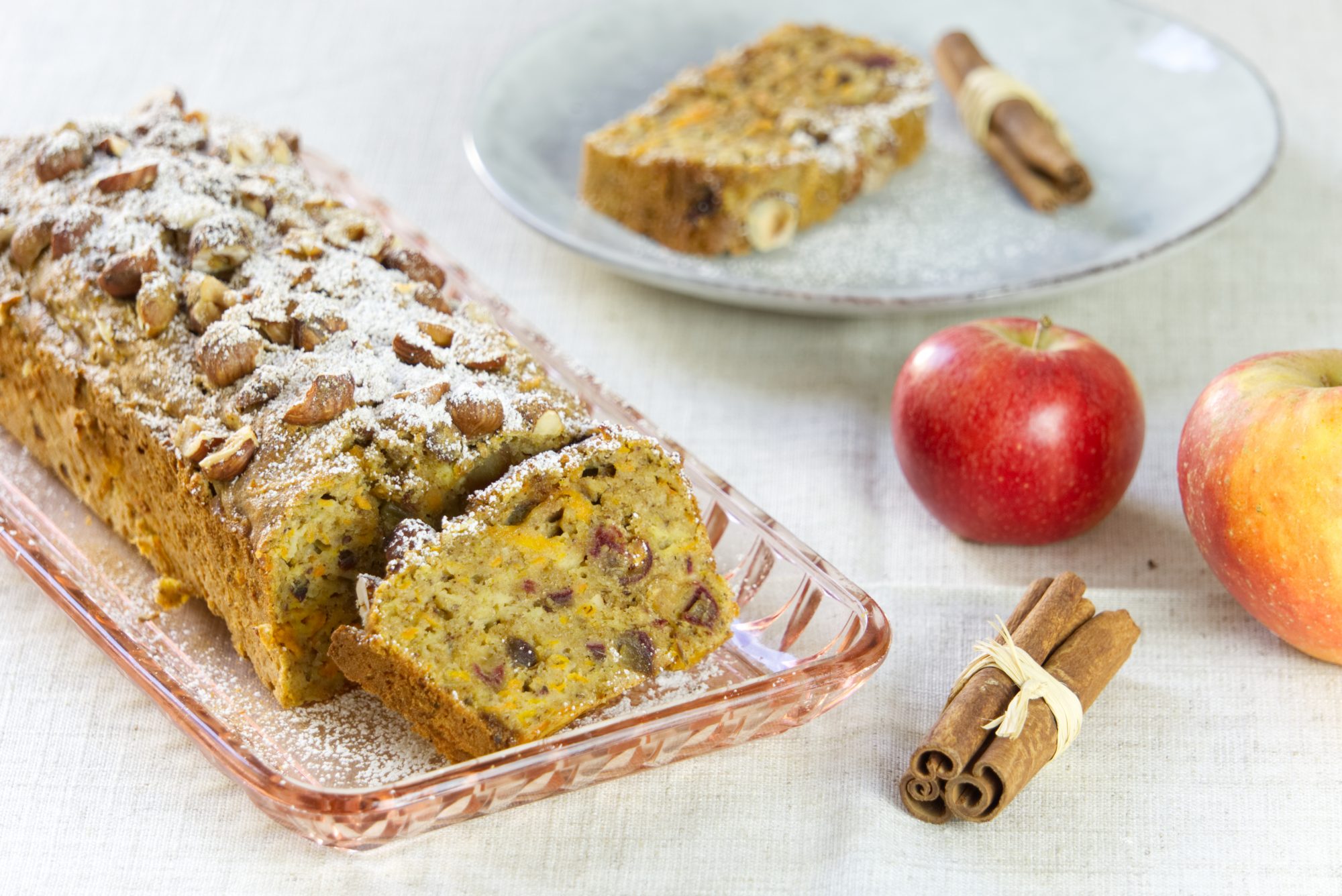 Gewürzkuchen mit Möhren, Apfel und Datteln