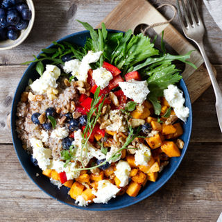 Süßkartoffel-Bowl mit Bulgur, Mozzarella und Heidelbeeren