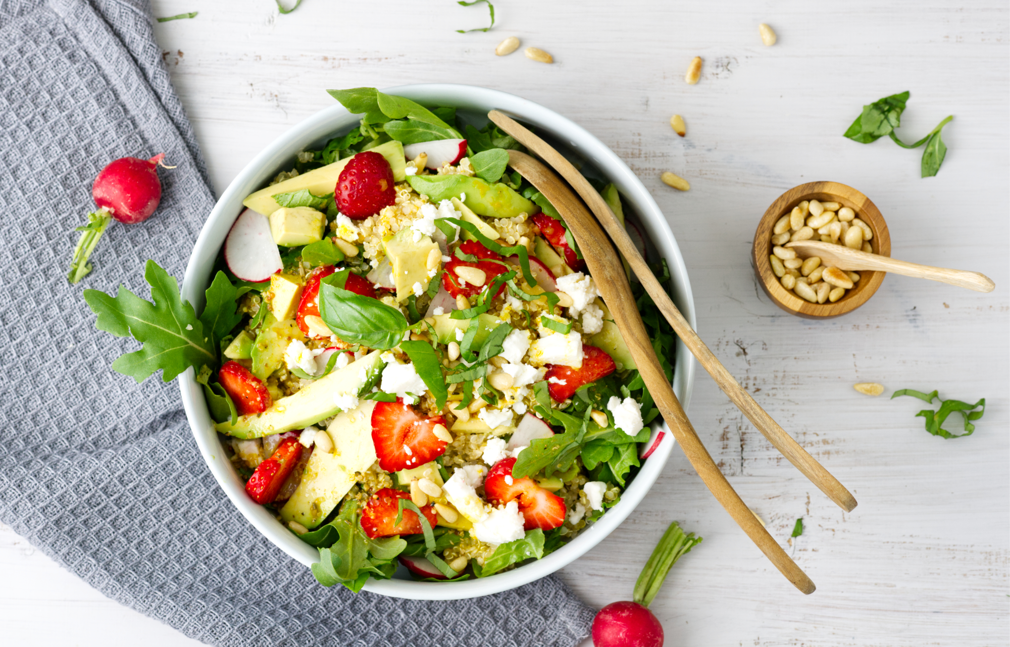 Bunt, gesund, Salat, Erdbeeren, radieschen, Pinienkerne