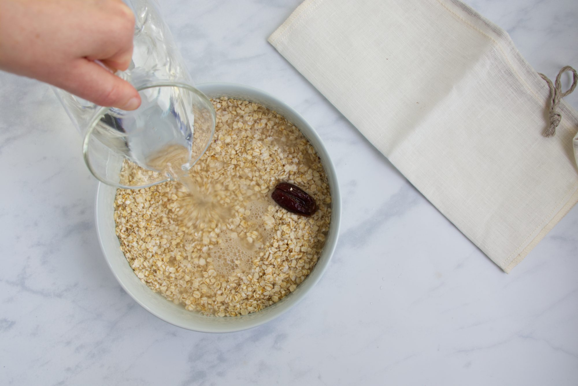 Wasser wird auf Haferflocken gegossen