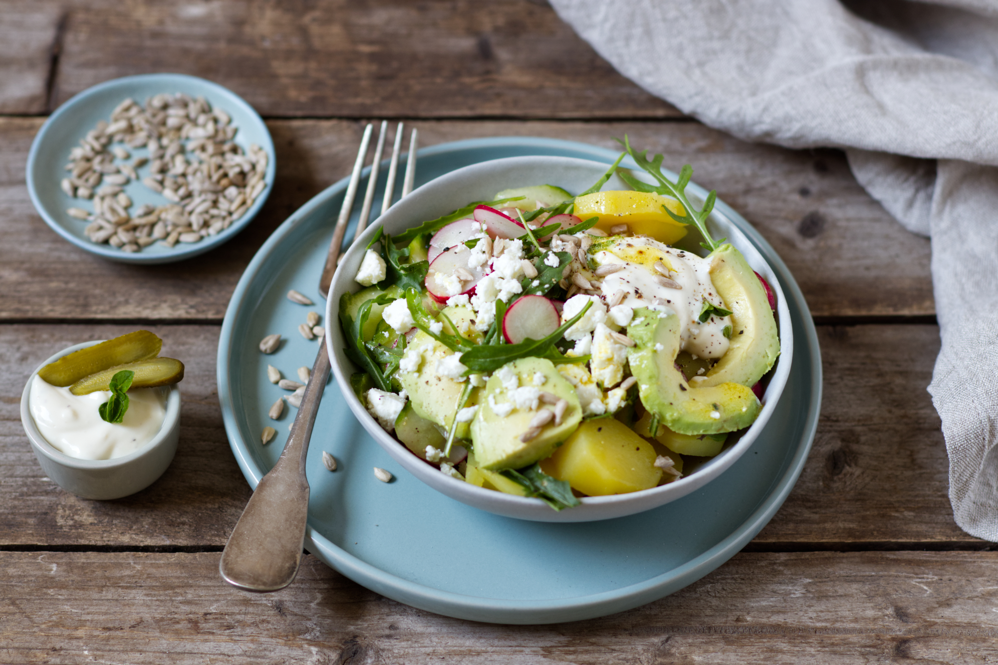 Kartoffel-Gurken-Bowl mit Feta und Avocado