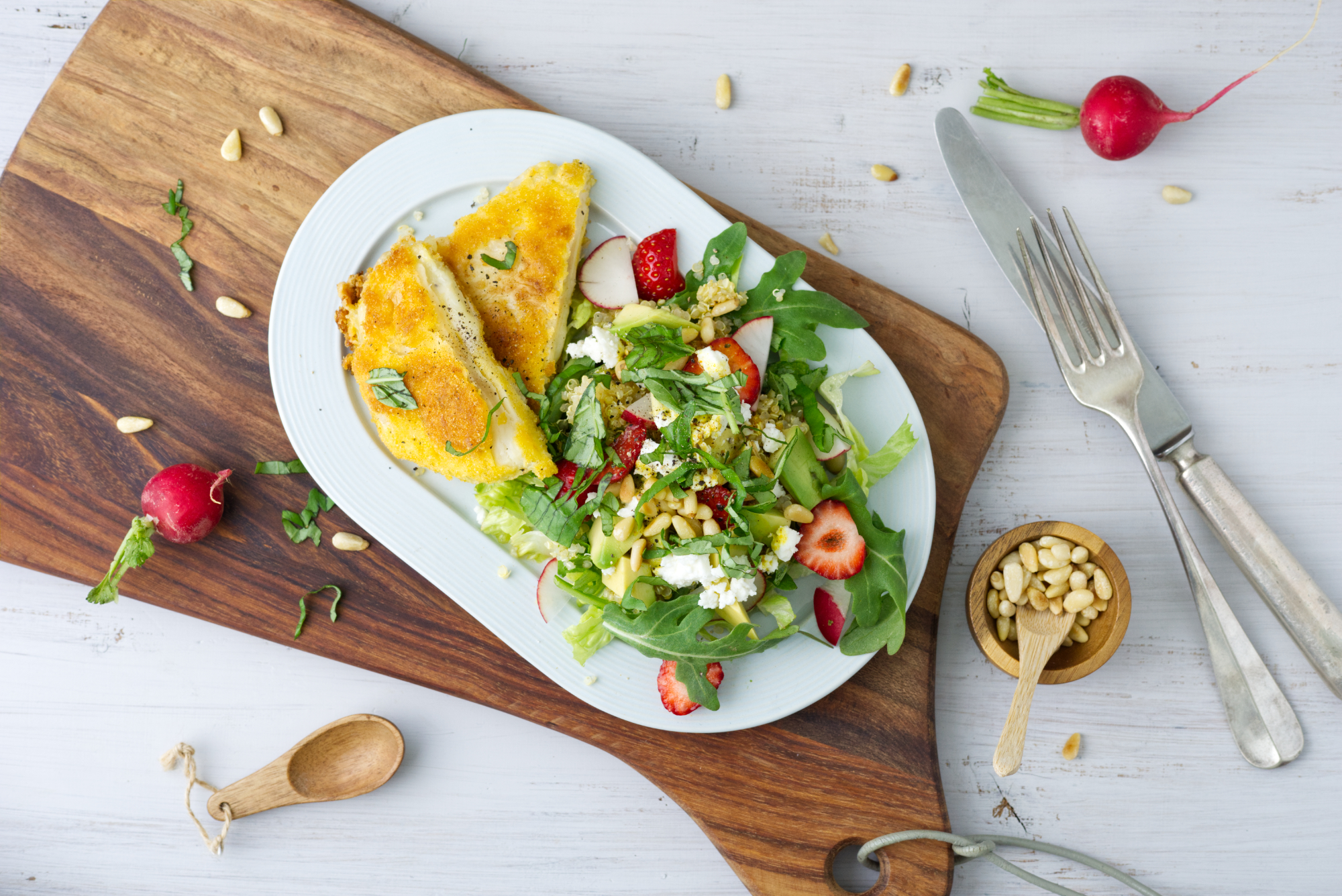 gefüllte Selleriescheiben, paniert mit Dinkelsemmelbrösel mit Salat