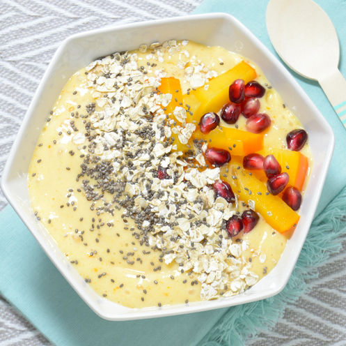 Fruchtige Skyr-Kaki-Smoothiebowl