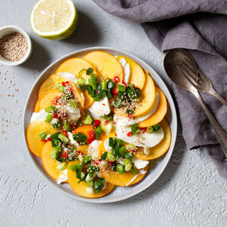 Rezept: Kaki-Caprese mit Chili-Dressing