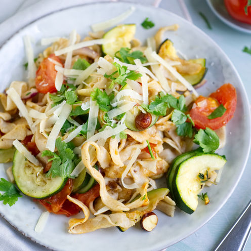 Rezept: Dinkelnudeln mit Zucchini und Tomaten